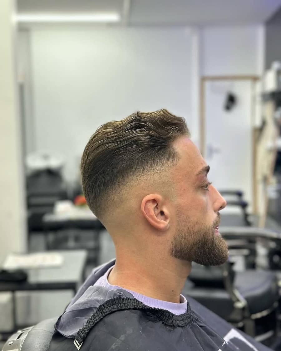 Low Skin Fade mit Bartkontur, Profil rechts &ndash; Elegance Barbershop Frauenfeld