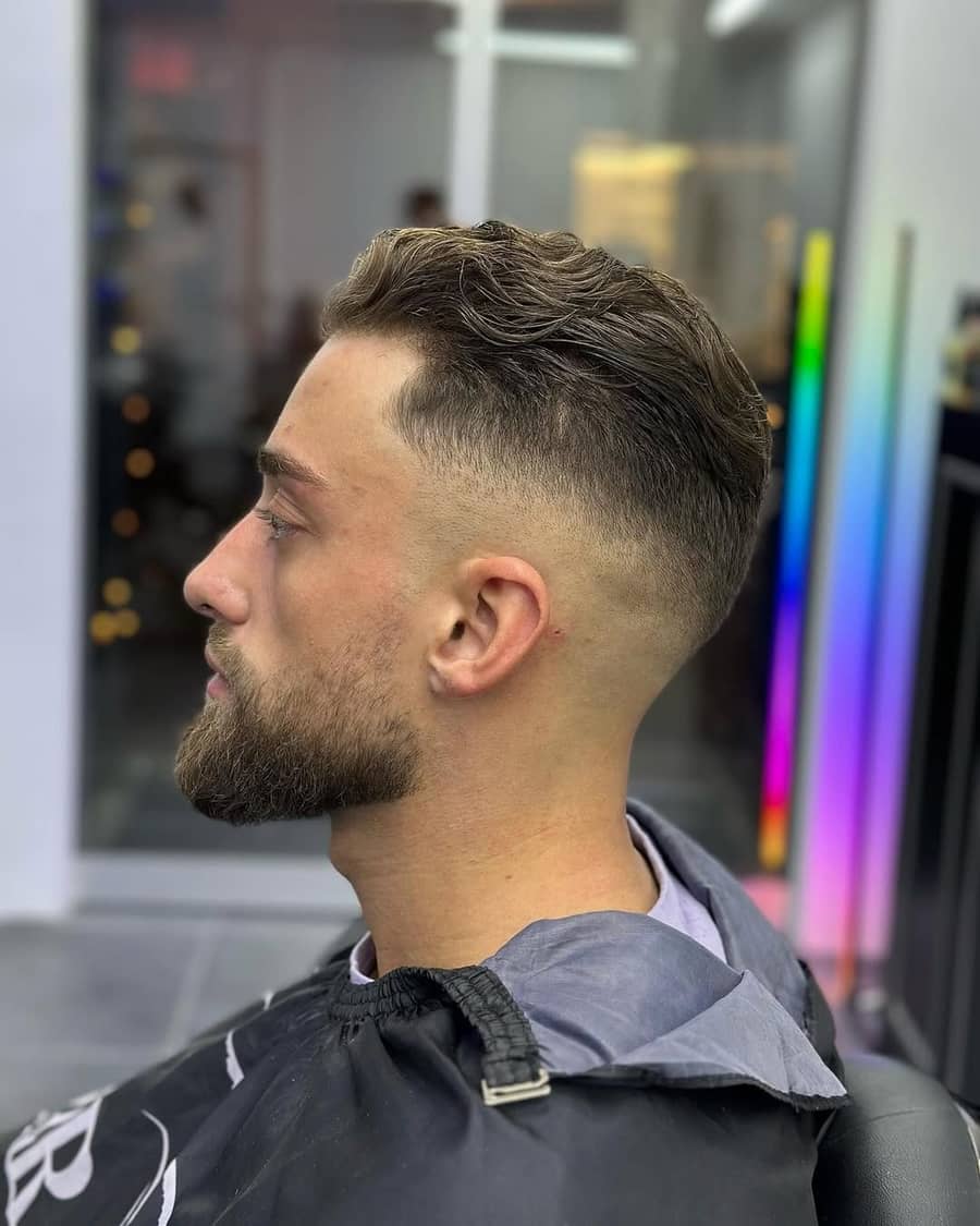 Low Skin Fade mit Bartkontur, Profil links &ndash; Elegance Barbershop Frauenfeld
