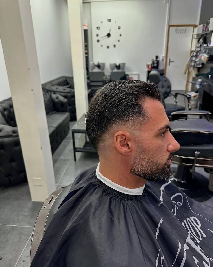 Classic Side Part mit Low Skin Fade und Bartkontur &ndash; Elegance Barbershop Frauenfeld