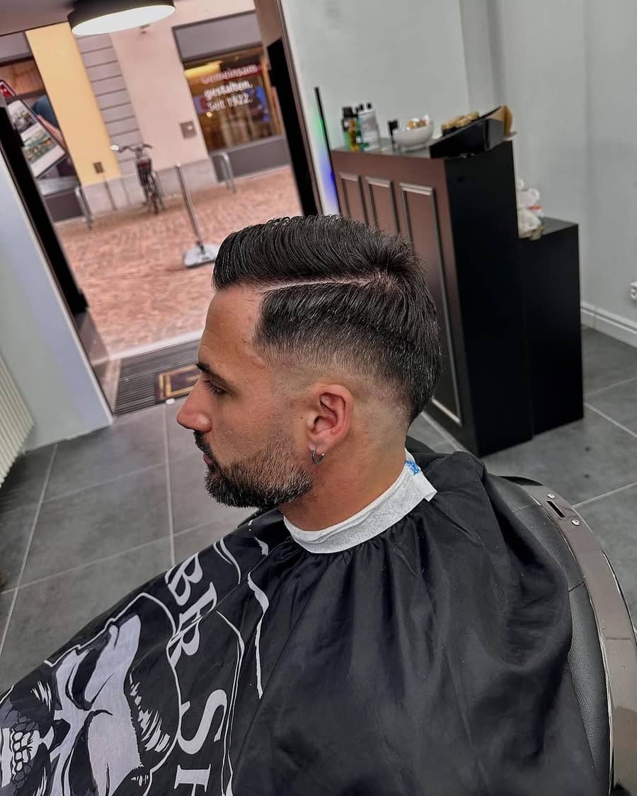 Classic Side Part mit Low Skin Fade und Bartkontur &ndash; Elegance Barbershop Frauenfeld