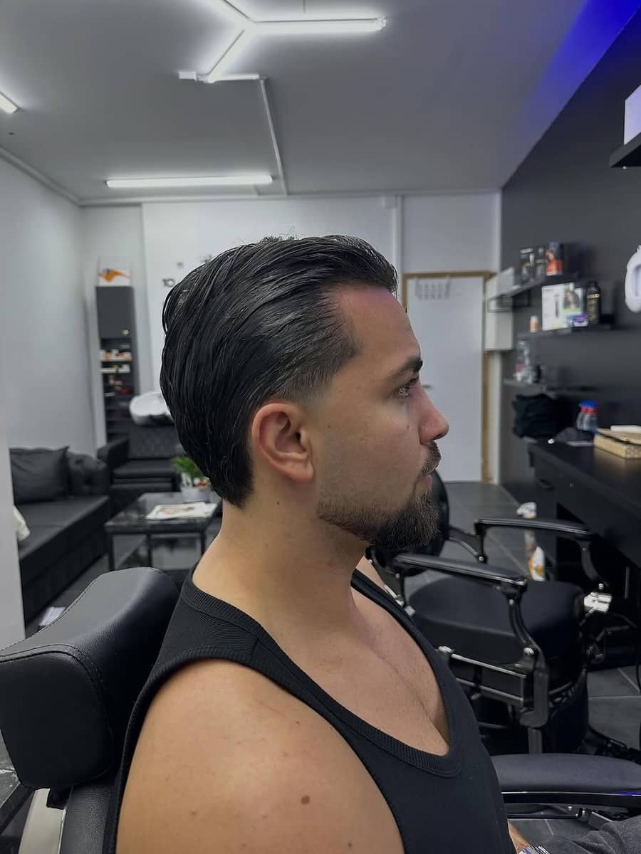 Slick Back mit Low Taper Fade und Bartkontur &ndash; Elegance Barbershop Frauenfeld