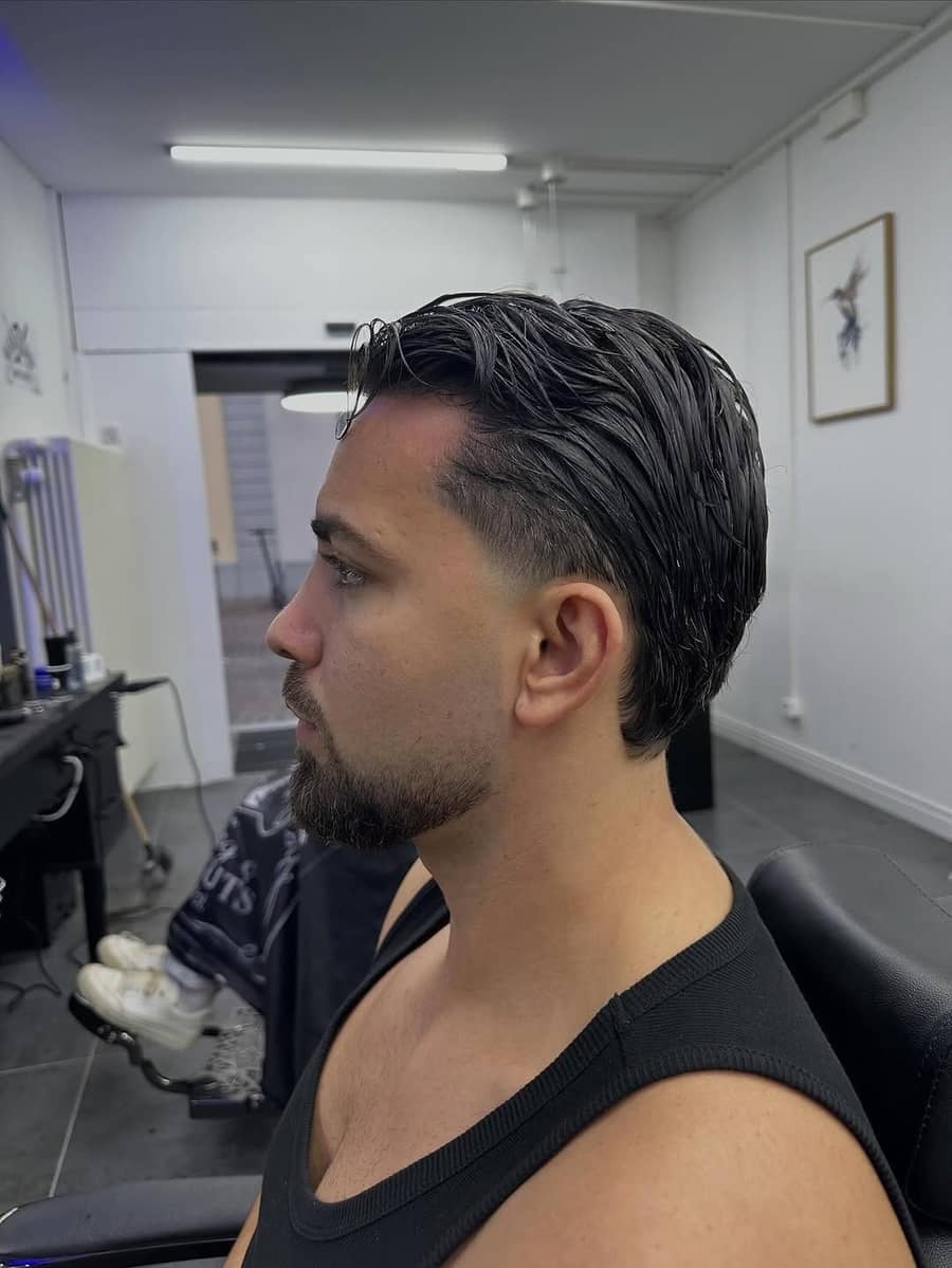 Slick Back mit Low Taper Fade und Bartkontur &ndash; Elegance Barbershop Frauenfeld