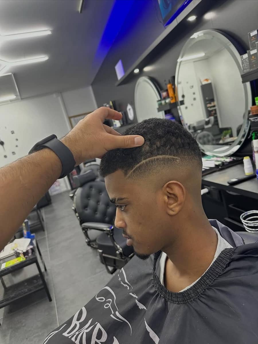 Mid Skin Fade mit Coily Top, Line-Up und Razor Design &ndash; Elegance Barbershop Frauenfeld