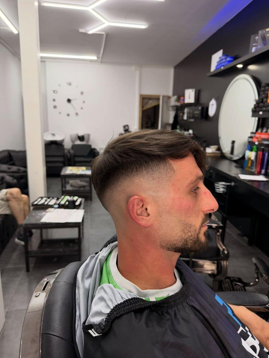 Low Skin Fade mit Side-Swept Crop und Bartkontur &ndash; Elegance Barbershop Frauenfeld