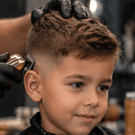 Kinderhaarschnitt im Barbershop